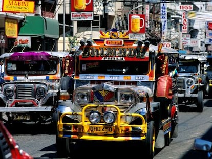 &#039;Jeepneys&#039; circulando por las calles de Manila (Filipinas). 