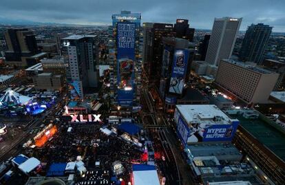 Vista de la feria comercial alrededor de la Super Bowl en el centro de Phoenix, el viernes.