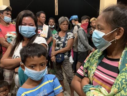 Las autoridades han puesto en marcha la evacuación de los municipios de San Nicolás, Balete y Talisay, cercanos al volcán, situado a 65 kilómetros al sur de Manila. En la imagen, residentes evacuados de Talisay se refugian en una iglesia.