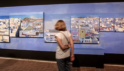 Los 31 lienzos de 'Cádiz 360' se disponen sobre uno más grande que marca la línea del mar como horizonte.