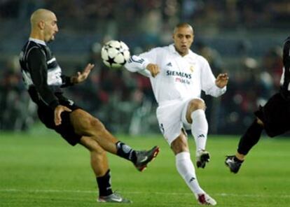 Roberto Carlos no tuvo rival en su banda, la izquierda. Uno de sus pases, que dejó pasar hábilmente Raúl, fue aprovechado por Ronaldo para marcar el primer gol.