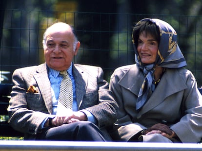 Jacqueline Kennedy Onassis y Maurice Tempelsman, en Nueva York en abril de 1994.