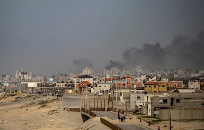 Columnas de humo se elevan sobre Ciudad de Gaza, en el norte de la Franja, tras un ataque israelí este jueves.