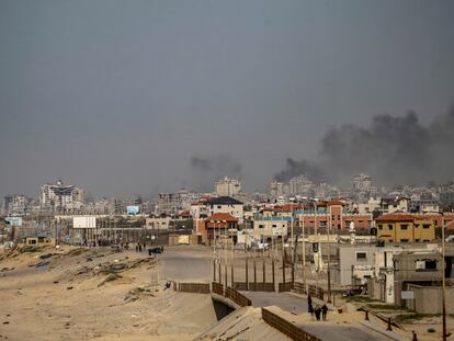 Columnas de humo se elevan sobre Ciudad de Gaza, en el norte de la Franja, tras un ataque israelí este jueves.