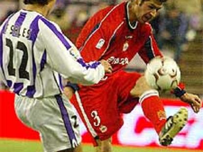 Romero controla el balón ante Fernando Sales.