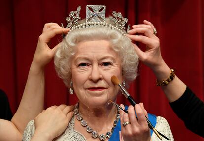 Personal del museo de cera Madame Tussauds de Londres dan los últimos retoques a la figura de Isabel II de Inglaterra con motivo de las celebraciones del Jubileo de Platino de la reina, este miércoles. 