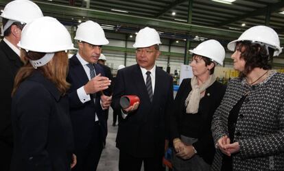 El representante de la fima japonesa entre el director general de Tubos, Enrique Arriola y la consejera de Industria