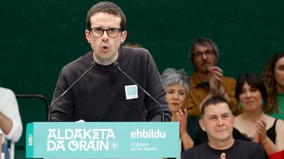 El candidato de Bildu a Lehendakari, Pello Otxandiano, el pasado sábado en la localidad guipuzcoana de Tolosa, al que asisitó el coordinador general de EH Bildu, Arnaldo Otegi (d), entre otros.