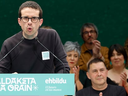 El candidato de Bildu a Lehendakari, Pello Otxandiano, el pasado sábado en la localidad guipuzcoana de Tolosa, al que asisitó el coordinador general de EH Bildu, Arnaldo Otegi (d), entre otros.