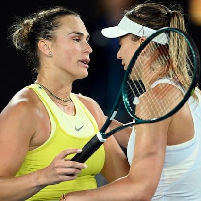 Melbourne (Australia), 23/01/2025.- Aryna Sabalenka (L) of Belarus celebrates winning her Women'Äôs Singles semifinal match against Paula Badosa (R) of Spain at the Australian Open tennis tournament in Melbourne, Australia, 23 January 2025. (Tenis, Bielorrusia, España) EFE/EPA/JOEL CARRETT AUSTRALIA AND NEW ZEALAND OUT