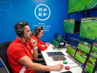 El árbitro VAR Carlos del Cerro Grande y la árbritra AVAR Eliana Fernández se preparan para el arbitraje del partido entre el Villarreal y el Celta de Vigo en las instalaciones de control del VAR en la Ciudad del Fútbol de Las Rozas en Madrid.