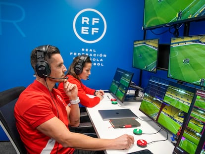 El árbitro VAR Carlos del Cerro Grande y la árbritra AVAR Eliana Fernández se preparan para el arbitraje del partido entre el Villarreal y el Celta de Vigo en las instalaciones de control del VAR en la Ciudad del Fútbol de Las Rozas en Madrid.