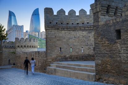 La ciudad amurallada de Bakú (Azerbaiyán), del siglo XII, se halla en una zona ya habitada en el Paleolítico y posee huellas de los imperios árabe, persa y otomano. Destacan la Torre de la Virgen, un bastión del siglo XII símbolo de la identidad nacional, y el rico Palacio de los shas de Shirvan, del siglo XV. Edificaciones de incalculable valor arquitectónico amenazados ya por la constante expansión del desarrollo moderno.