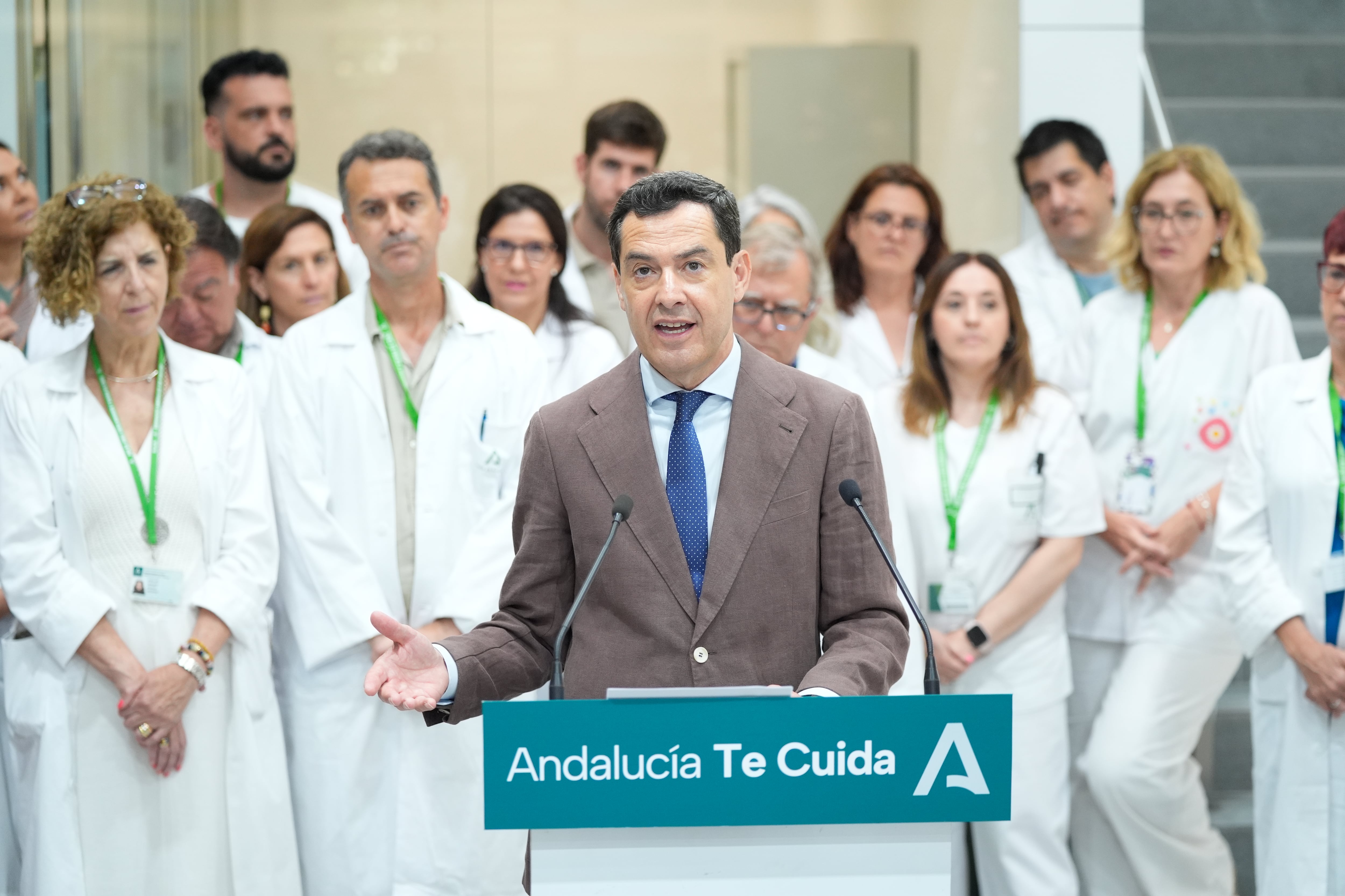 Moreno apremia a Vox a cerrar "cuanto antes" su investidura y el nuevo Gobierno