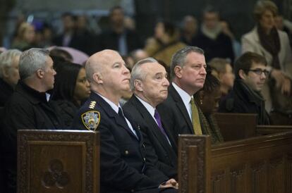 L'alcalde De Blasio (dreta), al costat del cap de policia Braton, aquest diumenge a la catedral de Nova York.