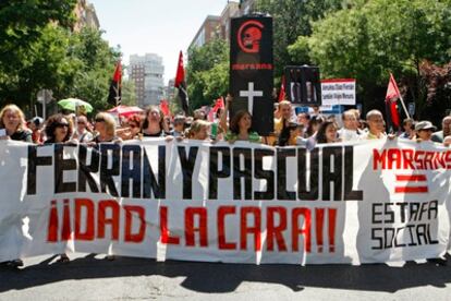 Un grupo de empleados del grupo Marsans, en suspensión de pagos, protesta ante la sede de la CEOE, cuyo presidente, Gonzalo Díaz Ferrán, era el propietario del grupo junto a Gonzalo Pascual.