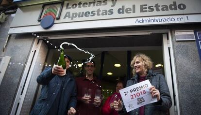 L'administració de loteria de Castellbisbal celebra el segon premi.