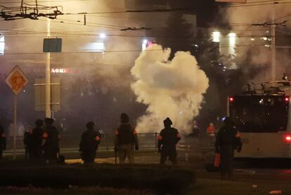 La policía antidisturbios lanza gases lacrimógenos contra los manifestantes.