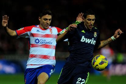 El brasileño Guilherme Siqueira defiende a Di Maria.