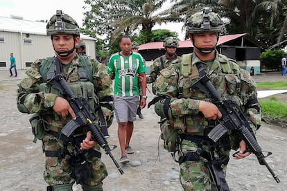 Soldados colombianos escoltan al lugarteniente de Whalter Patricio Arizala, 'Guacho', un antiguo guerrillero de las FARC.