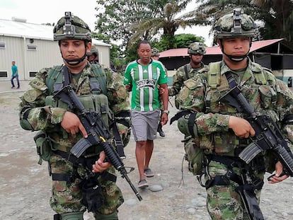 Soldados colombianos escoltan el martes en Tumaco al lugarteniente de Whalter Patricio Arizala, 'Guacho', un antiguo guerrillero de las FARC que ahora lidera un grupo de disidentes en la frontera entre Colombia y Ecuador y es buscado en ambos países.
 
 