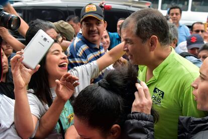 Correa saluda a un grupo de seguidores a su llegada a Guayaquil.