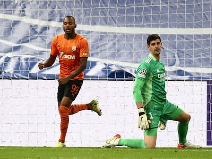 El brasileño Fernando, del Shakhtar, marca un gol a Courtois en el Bernabéu el pasado noviembre.