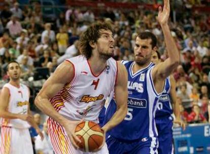 Pau Gasol se prepara para lanzar a canasta ante Kakiuzis.