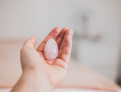 Tendencias como la de introducir huevos de jade o cuarzo en la vagina "para fortalecer la musculatura" son cuestionadas por expertos que, además, advierten de posibles daños.