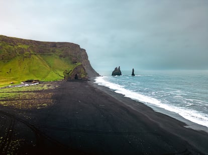 Reynisfjara (Vik, Islandia). La atmósfera de las sagas islandesas baña esta playa de arenas negras y pináculos de basalto que iluminan en invierno las auroras boreales. “Imposible de describir; uno de los lugares más fascinantes de Islandia”, escribe sobre este enclave uno de los usuarios de TripAdvisor.