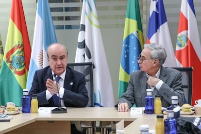 Mariano Jabonero y Ramn Jauregui, durante el lanzamiento de Iberoamrica en democracia.