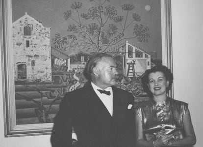 El escritor Ernest Hemingway junto a 'La masia' y una amiga.