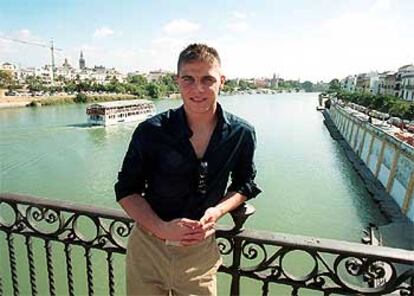 Joaquín posa en el puente de Triana de Sevilla.