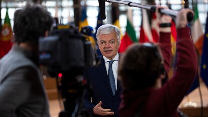 El comisario europeo de Justicia, Didier Reynders, habla con periodistas antes de una reunión por videoconferencia en Bruselas.