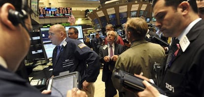 Operadores de Bolsa, en Wall Street (Nueva York).