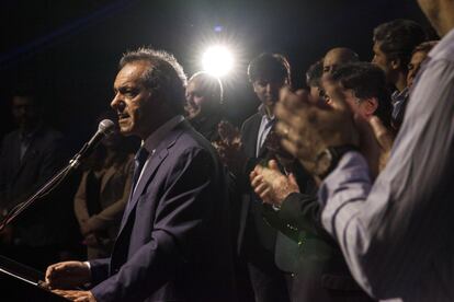 Los primeros resultados del recuento daban casi dos puntos de ventaja a Macri, pero según avanzó el recuento Daniel Scioli se fue poniendo por delante. En la imagen, Scioli habla a sus votantes durante la noche electoral en Buenos Aires.