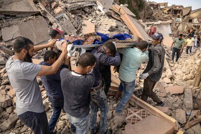 People carry the remains of a victim of the deadly 6.8-magnitude September 8 earthquake, in the village of Imi N'Tala near Amizmiz in central Morocco on September 10, 2023