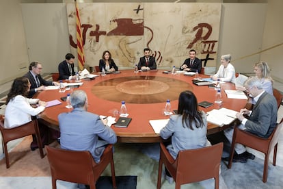 Al fondo, el vicepresidente, Jordi Puigneró (centro a la derecha), y la 'consellera' de Presidencia, Laura Vilagrà (centro a la izquierda), presiden la reunión semanal del Govern, en ausencia del presidente catalán, Pere Aragonès, de viaje en Nueva York.