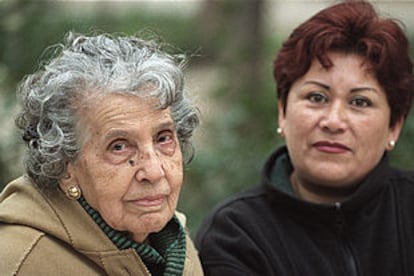 Doña Juliana ha visto 'muchas cosas en este Madrid'. Se las cuenta a Nancy de paseo por el Retiro.