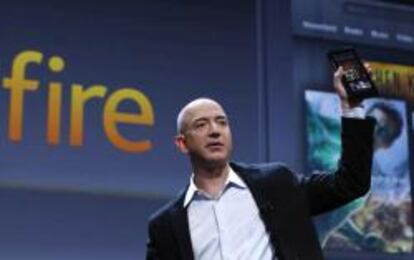 Jeff Bezos, CEO de Amazon, sujeta el nuevo Kindle Fire, que rivalizará con el iPad de Apple a un precio de 199 dólares.