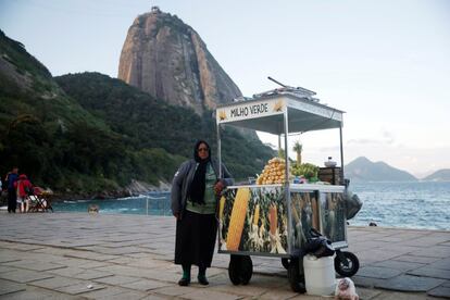 Ducinea Rancheiro, vendedora ambulante de 48 anos, posa na Praia Vermelha do Rio de Janeiro. Ao ser perguntada de suas sensações sobre os Jogos Olímpicos, Ducinea responde: “Não sou uma pessoa que se identifica com o esporte, mas vai ser uma coisa boa porque as pessoas conseguiram emprego com a geração de postos de trabalho, especialmente no setor turístico”.