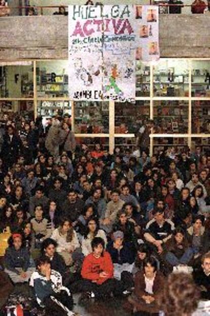 Concentración de estudiantes, ayer en la Complutense.