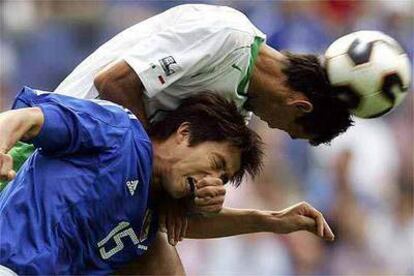 Dos jugadores de México y Japón, en un lance del partido.