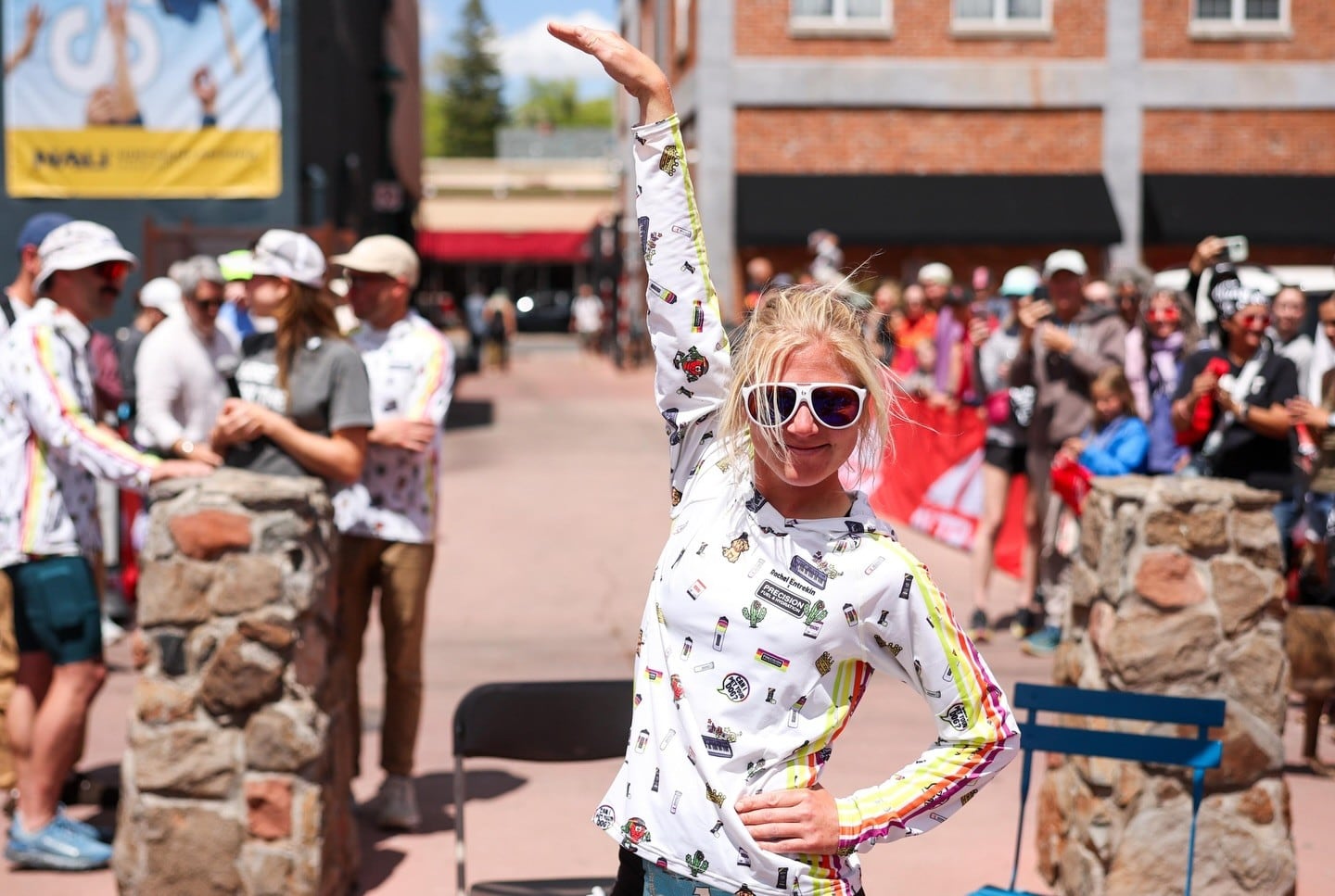 La corredora estadounidense posa ante las cámaras tras completar la ultramaratón.