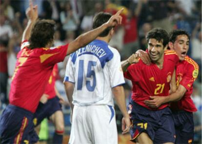 Raúl, Valerón y Vicente celebran el gol de España ante la presencia del jugador ruso Alenichev.