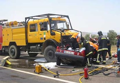 Tres personas han fallecido tras chocar su coche con un camión de extinción de incendios cerca de la localidad pacense de Los Santos de Maimona.