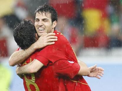 Xavi y Cesc celebran el cuarto gol de España.