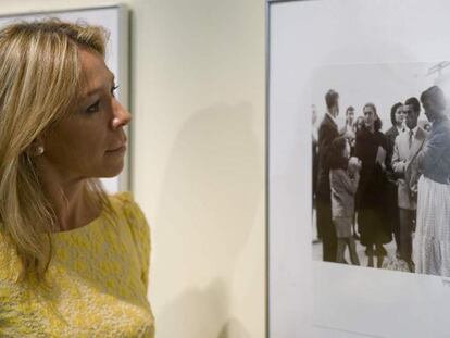 Patricia Ferrol, junto a una de las fotografías de su padre en la exposición inaugurada en Buenos Aires.