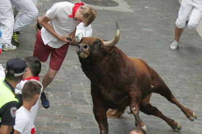 Iban los toros de forma compacta por la recta cuando uno de capa negra quedó rezagado un par de metros, tropezó con un chaval, se dio la vuelta para comprobar quién era y ahí comenzó una dramática paliza que pudo acabar en tragedia.