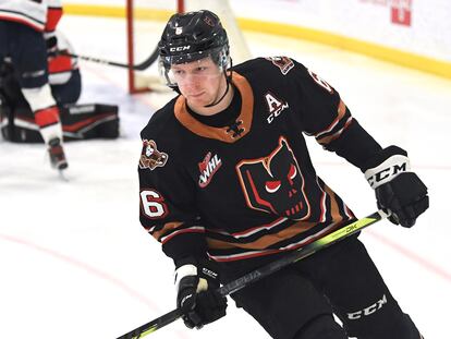 El jugador Luke Prokop durante un partido de la liga de hockey sobre hielo.